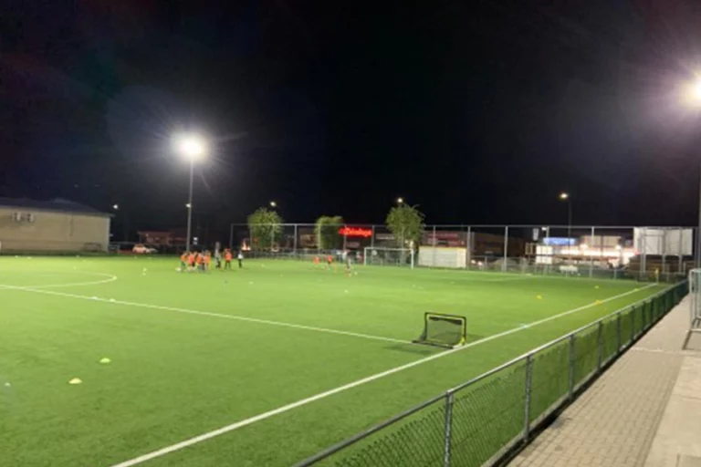 Terrain de football éclairé par LED Win4LED – lumière homogène et éco-responsable