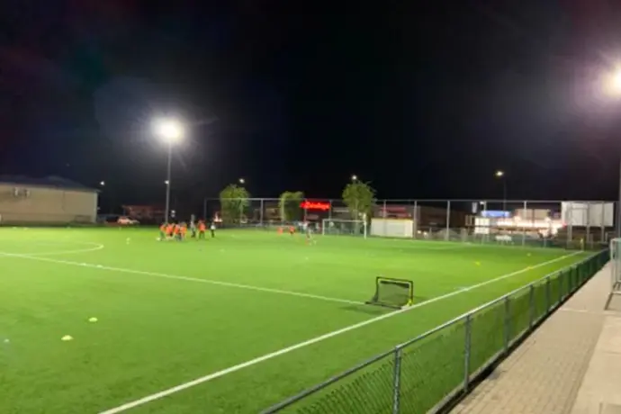 Terrain de football éclairé par LED Win4LED – lumière homogène et éco-responsable