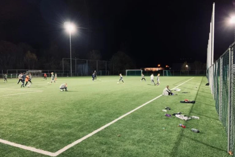 Terrain de football éclairé par des projecteurs LED pendant un entraînement nocturne - Win4LED