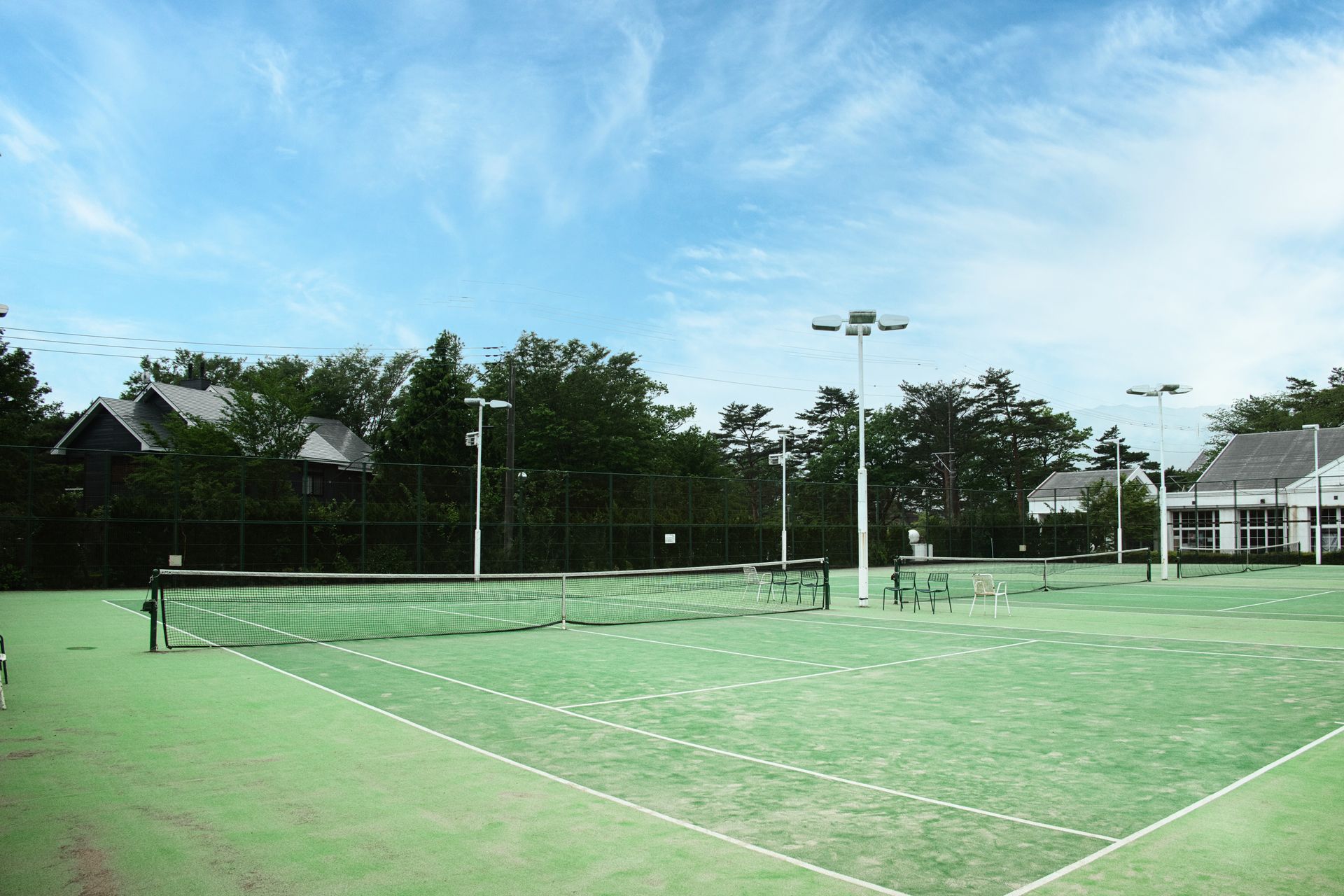Terrain de tennis extérieur équipé de projecteurs LED Win4LED – éclairage uniforme et écoénergétique avec solutions AAA-LUX et Speqtris Sport