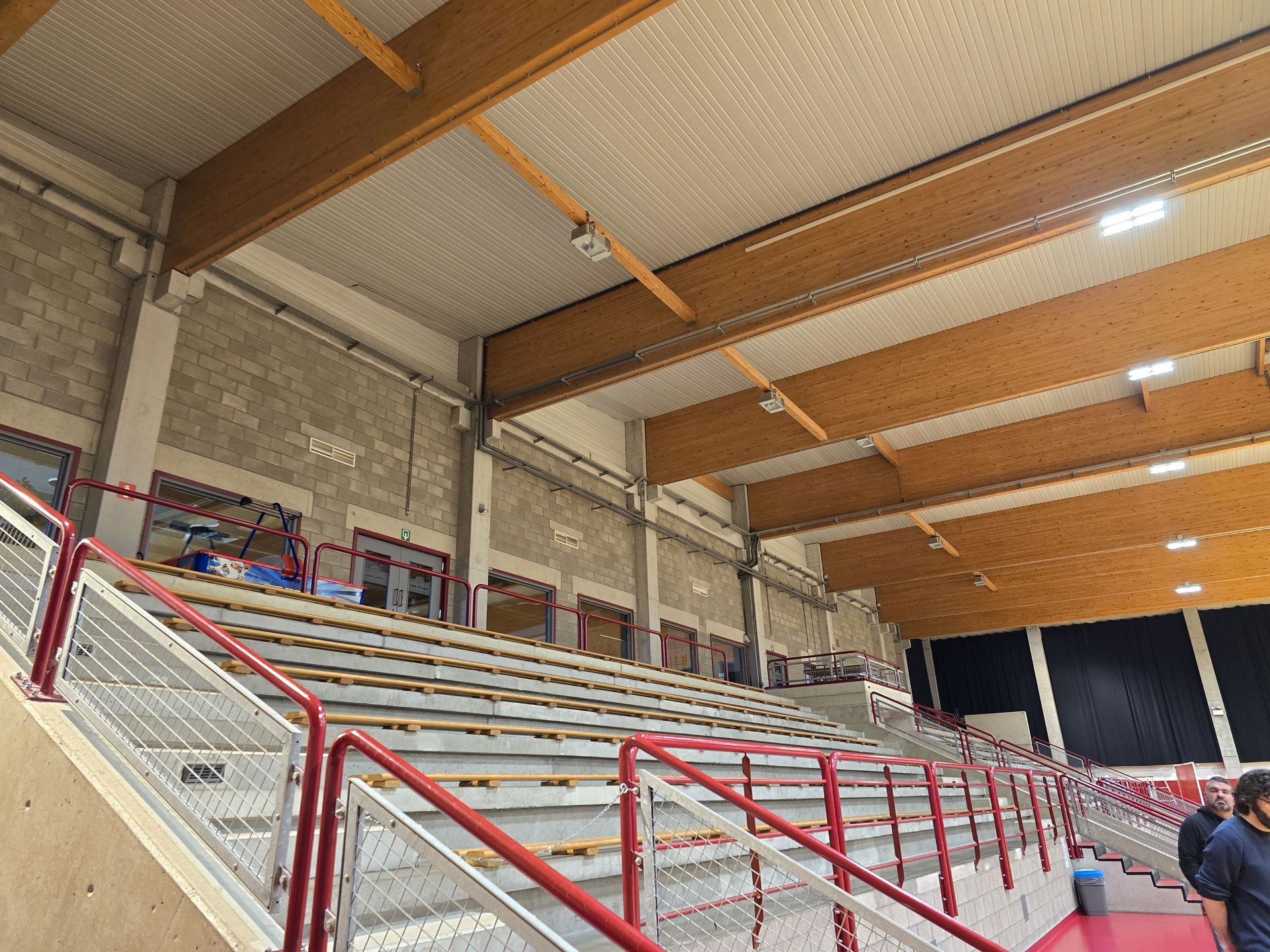 Gradins de gymnase éclairés par LED puissantes Win4LED – Éclairage conforme EN12193 pour infrastructures sportives