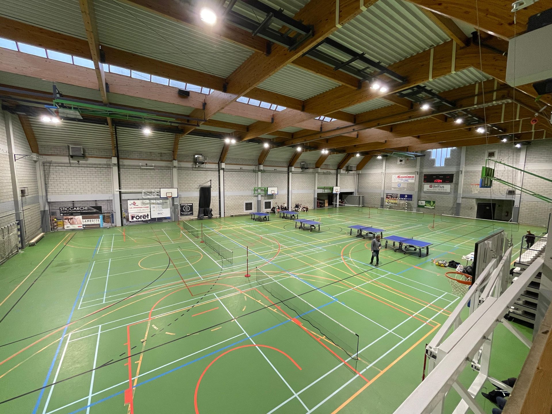 Installation de projecteurs LED dans un hall omnisport pour un éclairage uniforme - Win4LED
