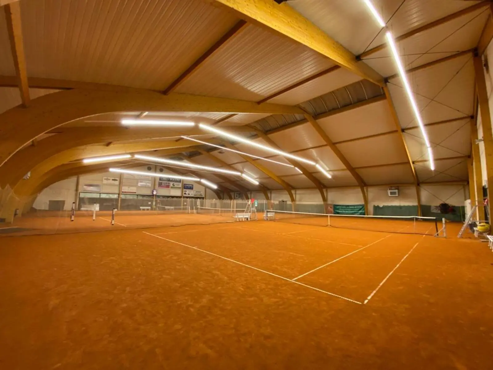 Visibilité améliorée sur un terrain de tennis indoor grâce à un éclairage LED de qualité - Win4LED