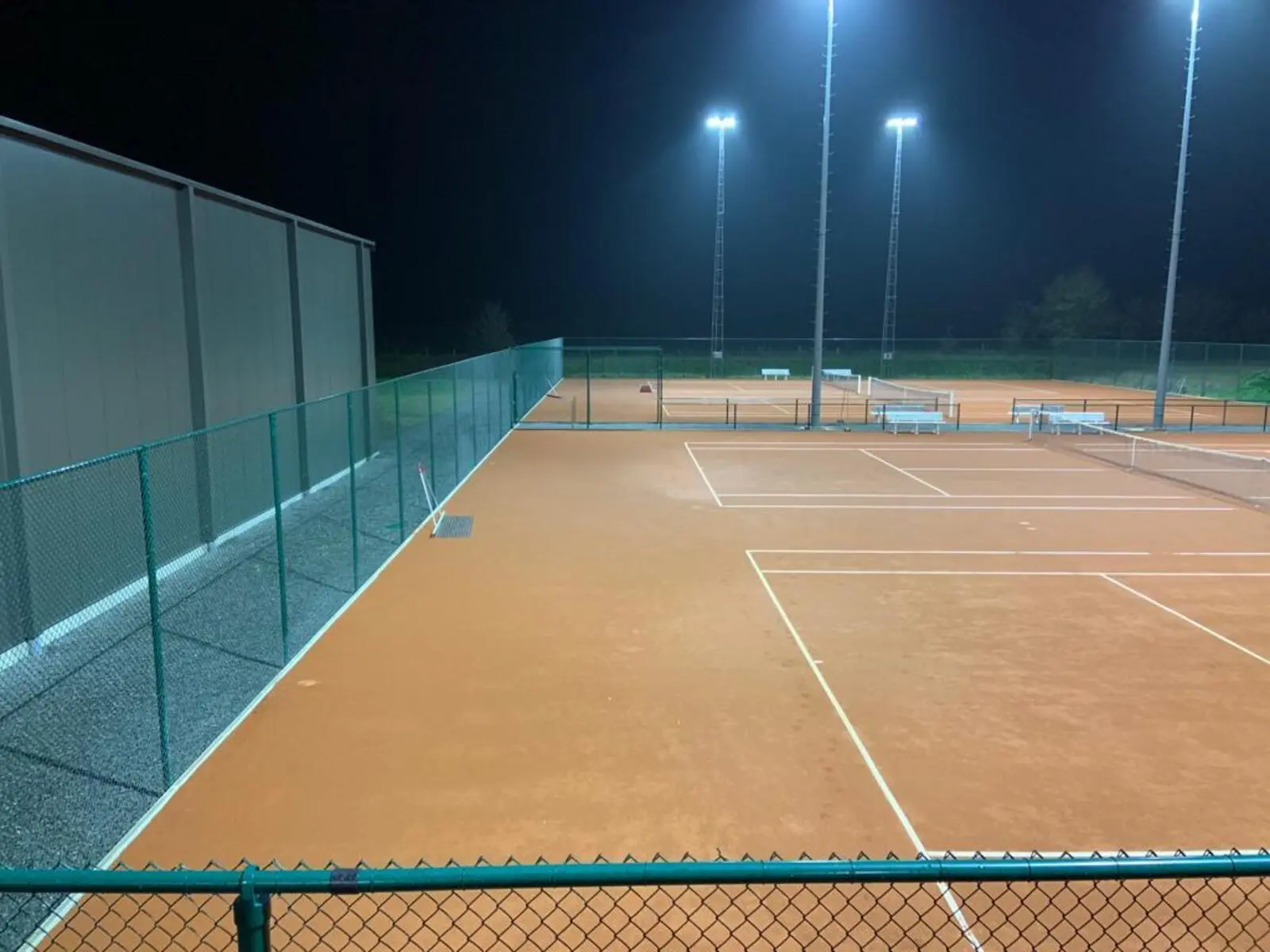 Éclairage LED optimisé pour terrains de tennis extérieurs - Win4LED