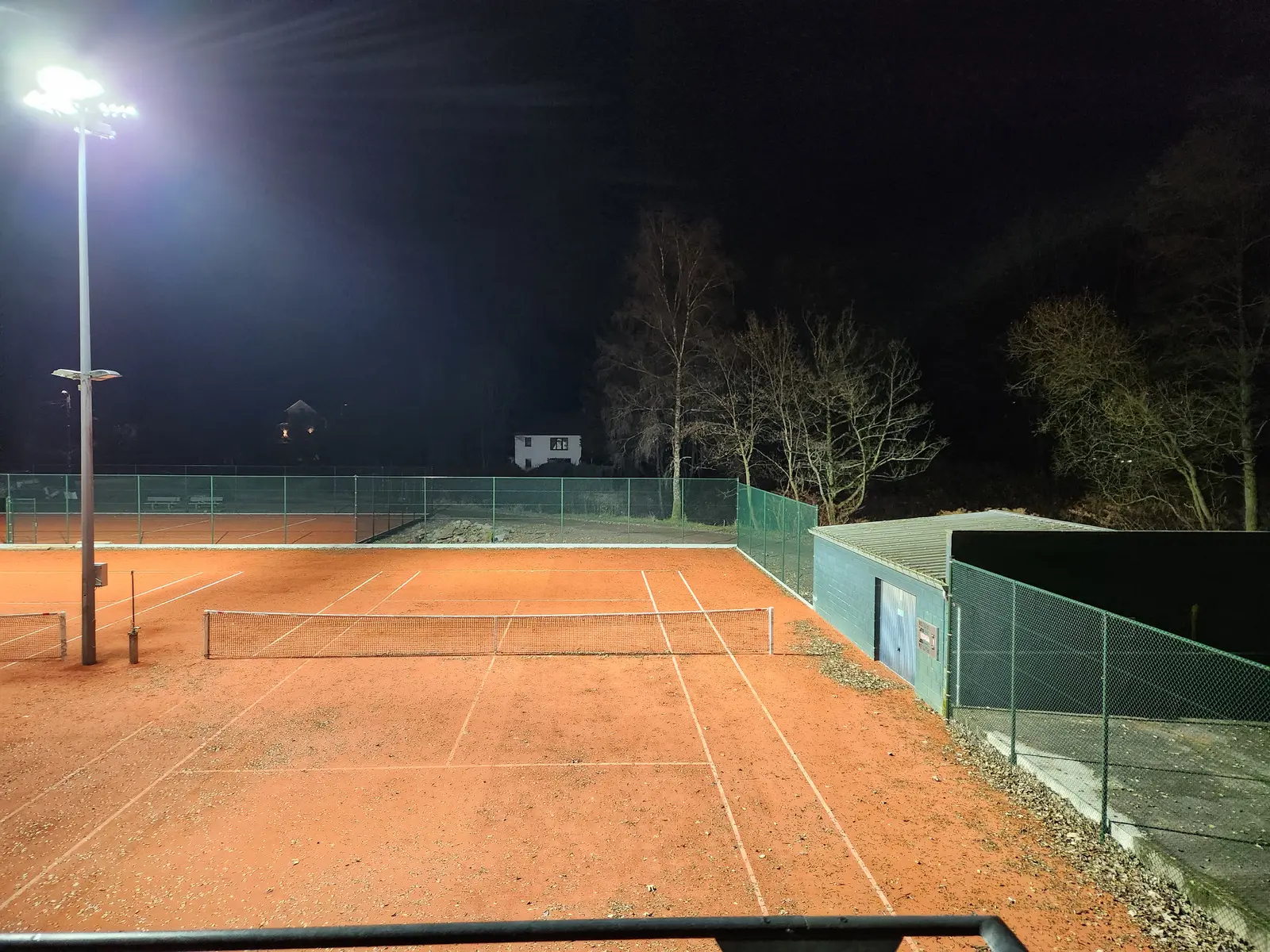 Terrain de tennis extérieur éclairé par des projecteurs LED pour une visibilité optimale - Win4LED