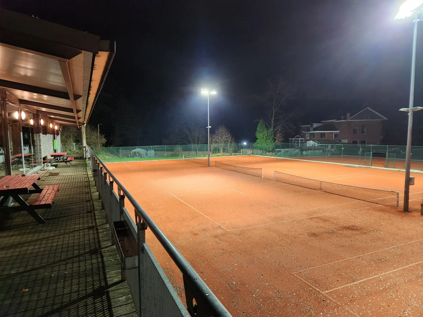 Éclairage LED haute performance pour un terrain de tennis extérieur - Win4LED