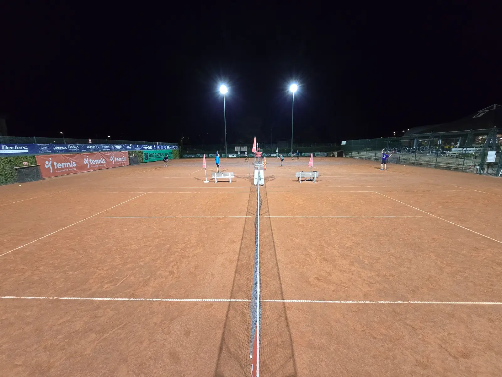 Match de tennis en soirée sur un terrain extérieur équipé de projecteurs LED - Win4LED