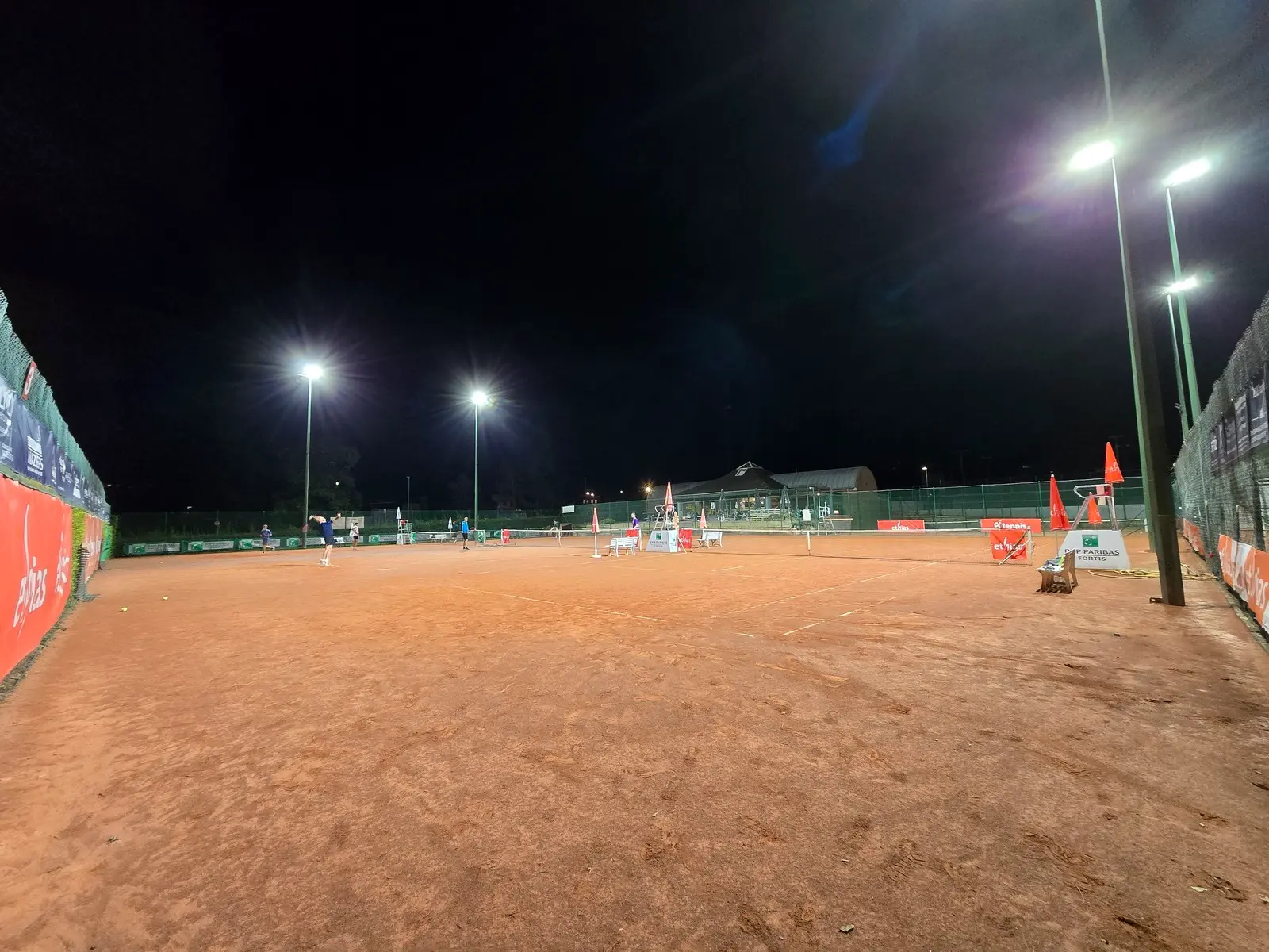 Solution d’éclairage LED pour terrains de tennis extérieurs conformes aux normes - Win4LED