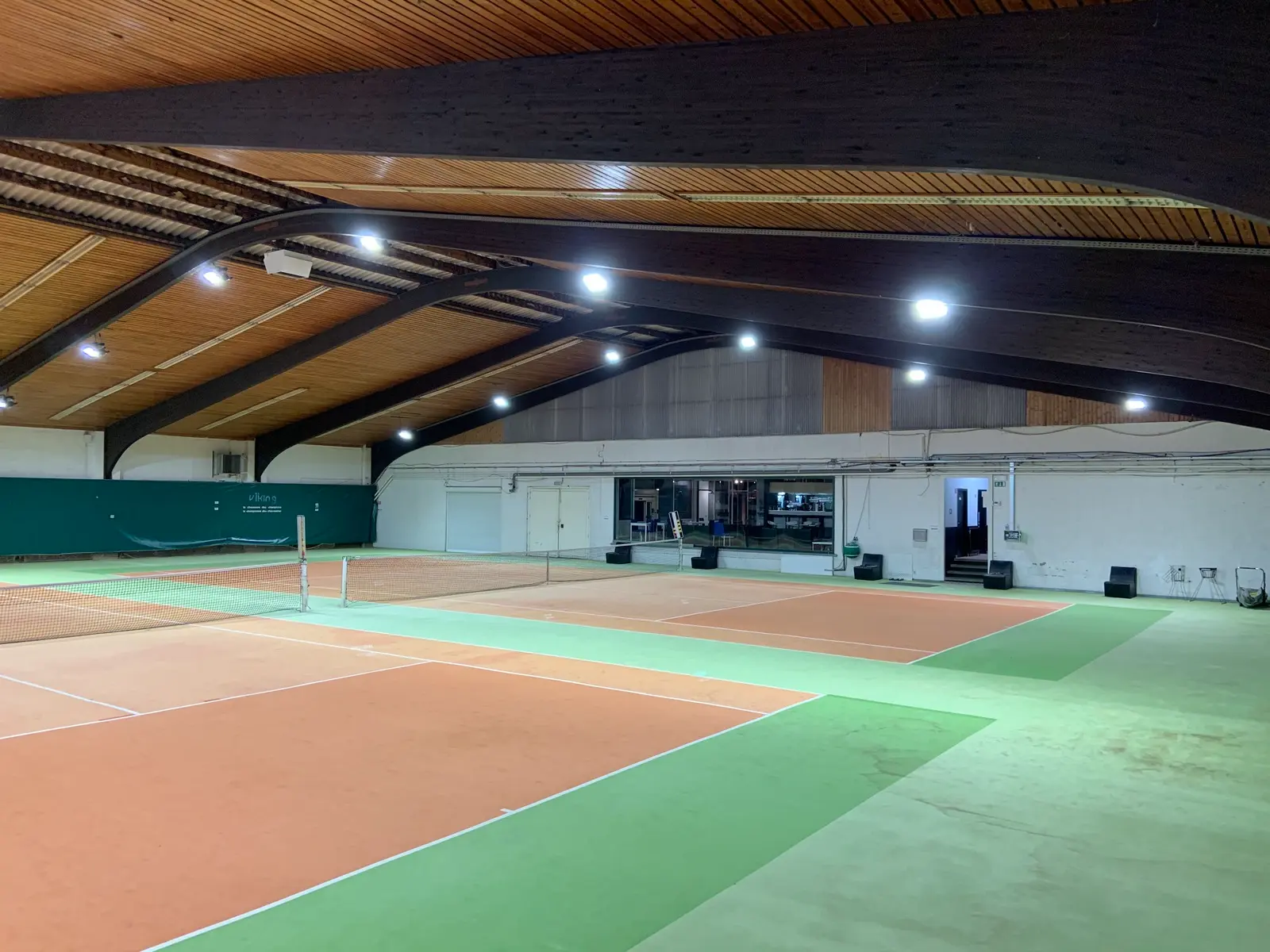 Éclairage LED performant pour un court de tennis en salle - Win4LED