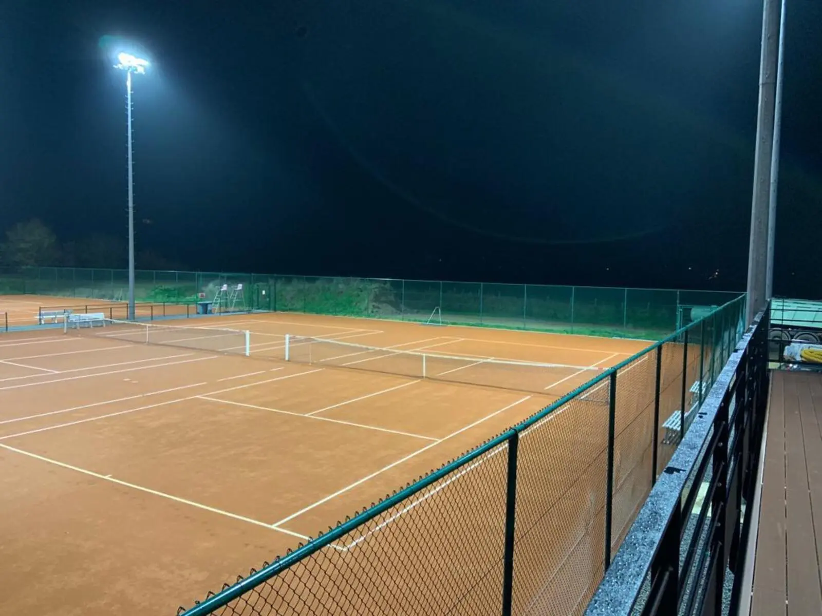 Installation professionnelle de projecteurs LED pour courts de tennis plein air - Win4LED