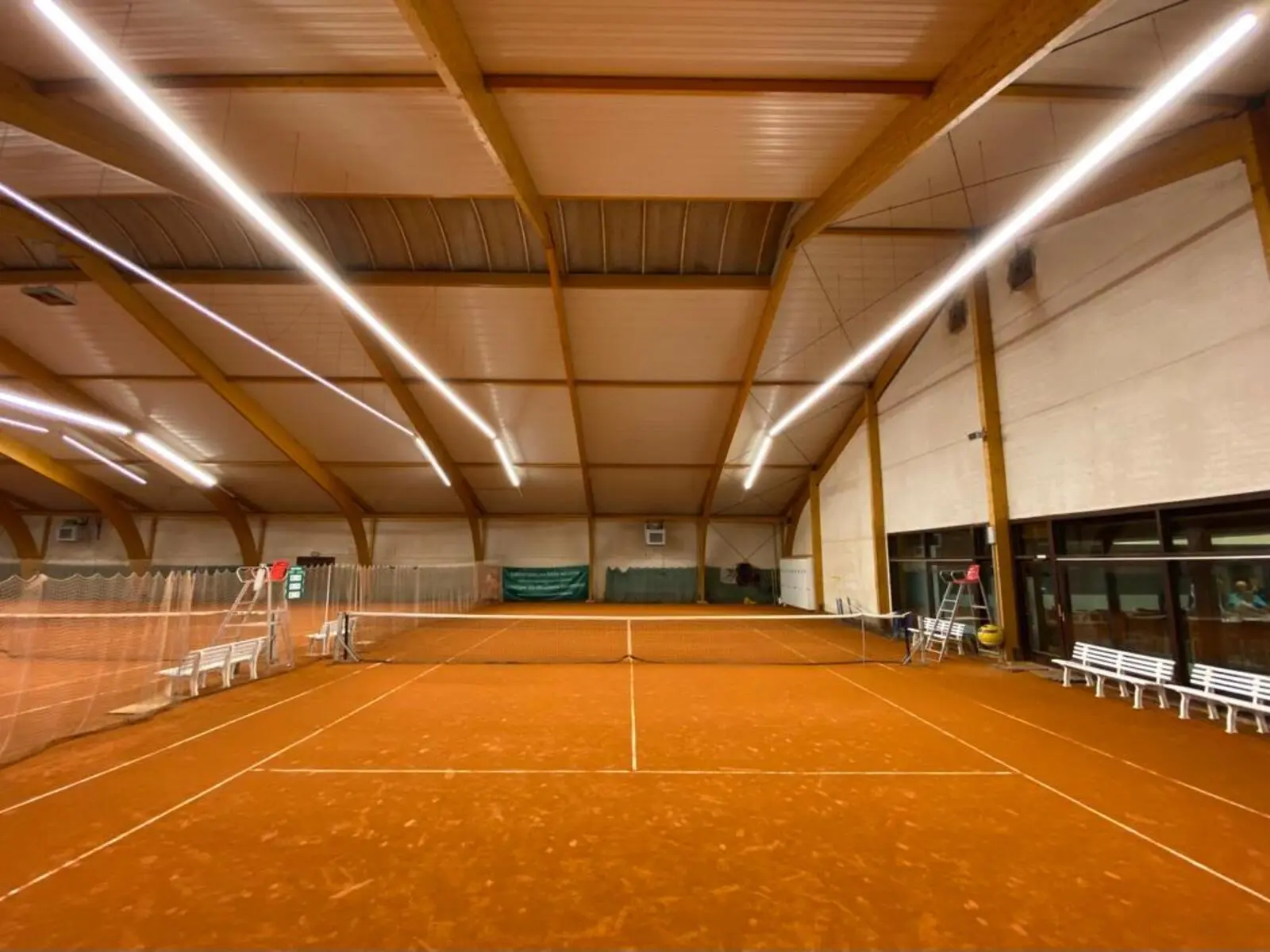 Solution d’éclairage LED pour infrastructures de tennis en intérieur - Win4LED