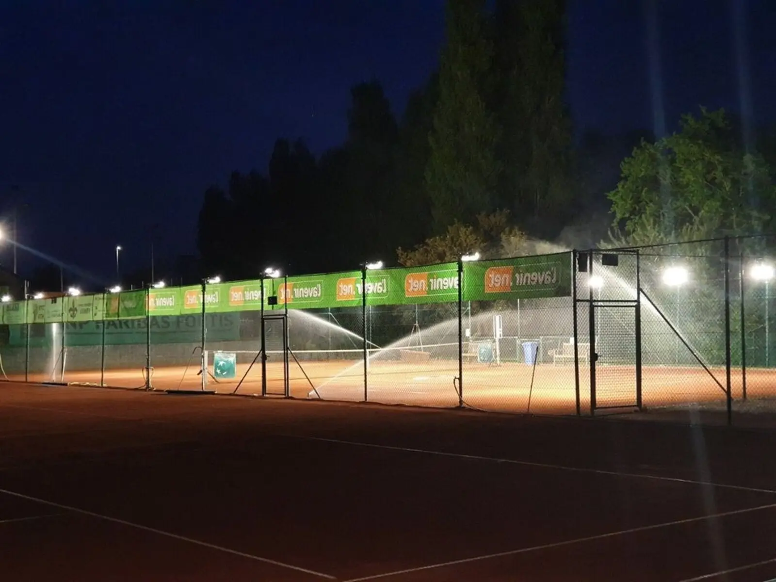 Terrain de tennis extérieur illuminé avec un système LED éco-énergétique - Win4LED