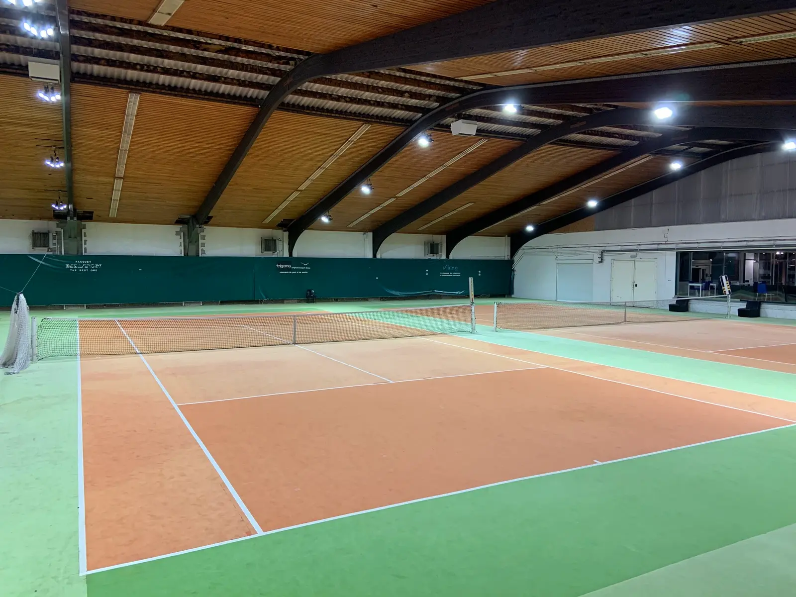 Installation de projecteurs LED pour terrains de tennis couverts - Win4LED
