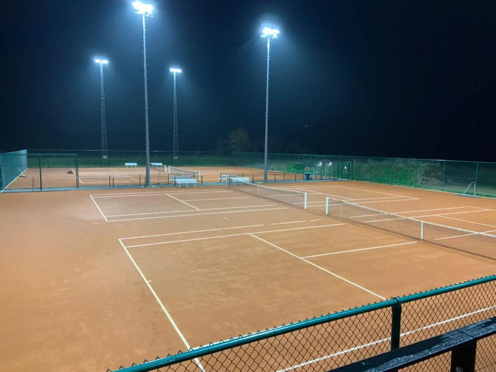 Visibilité parfaite sur un court de tennis extérieur grâce à un éclairage LED performant - Win4LED