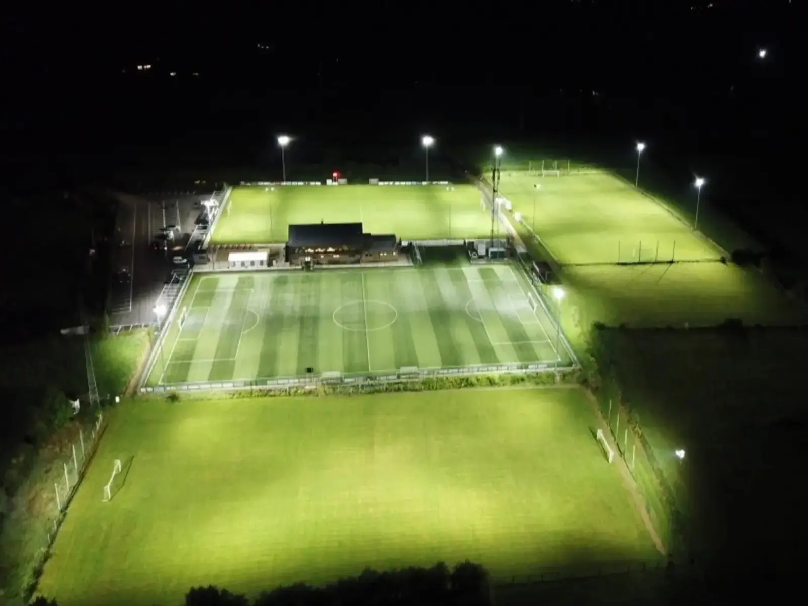 Terrain de football éclairé la nuit par des projecteurs LED haute performance - Win4LED