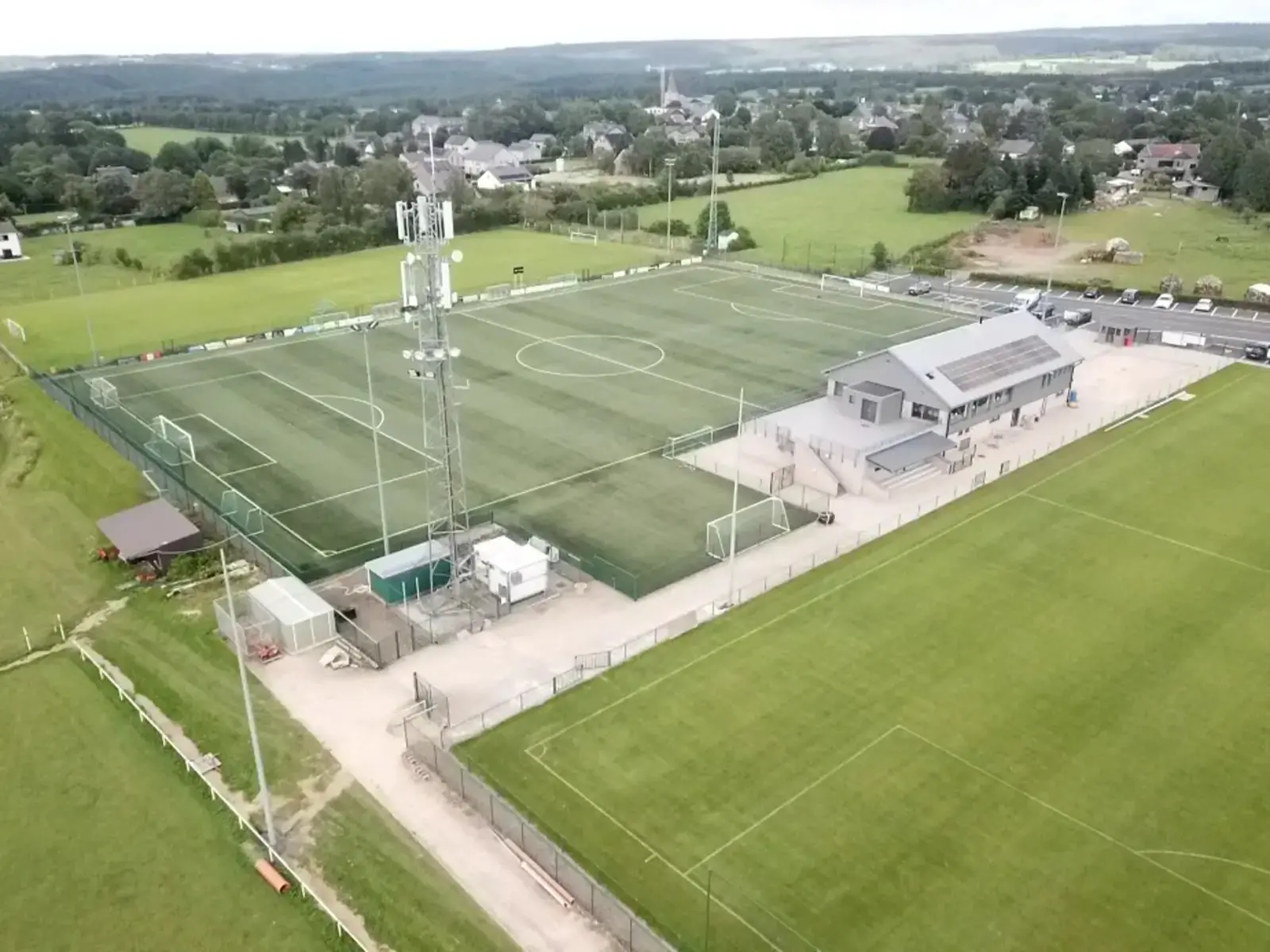 Terrain de football en journée avec installation de projecteurs LED - Win4LED