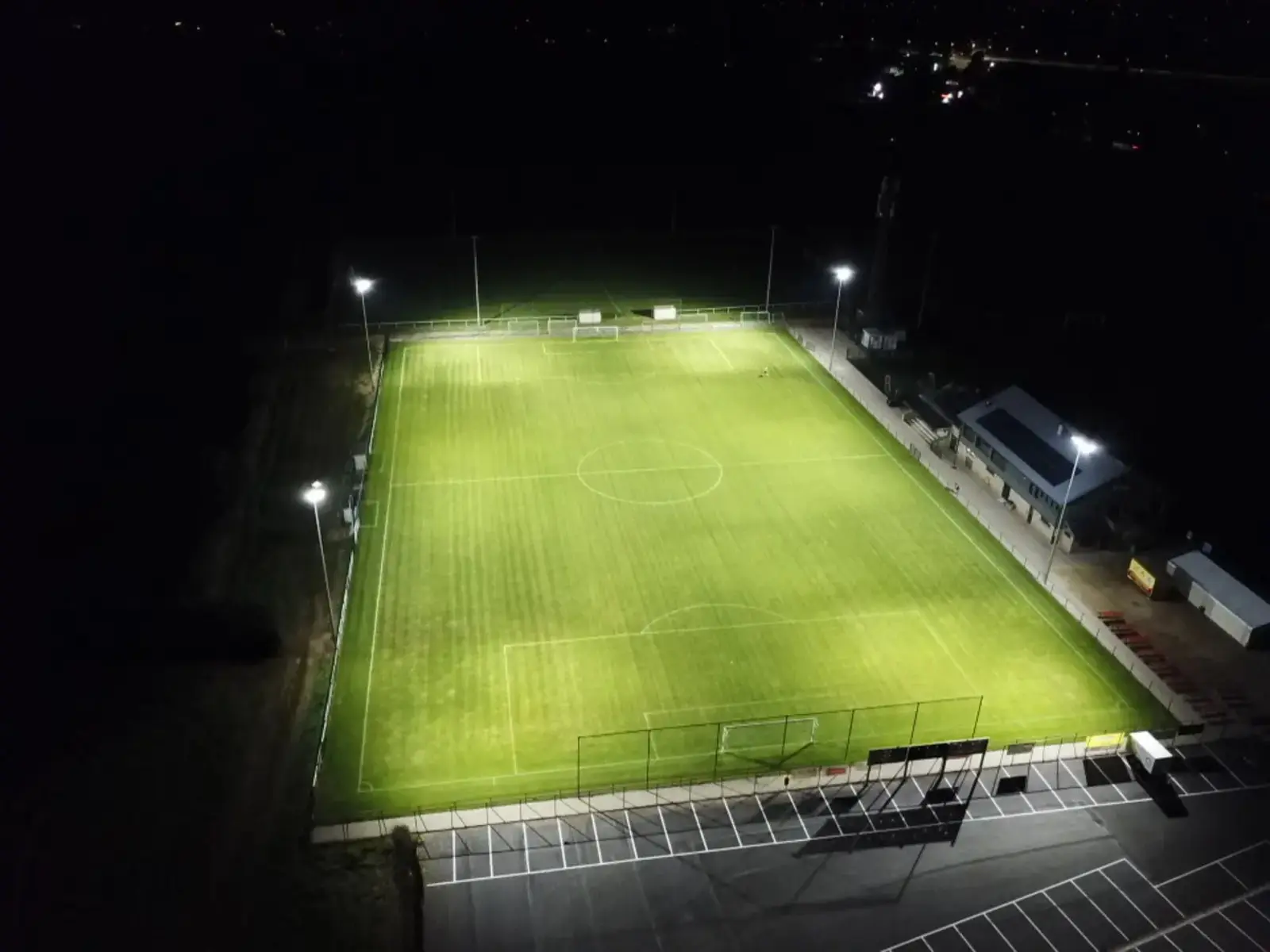 Éclairage LED optimisé pour un terrain de football en conditions nocturnes - Win4LED