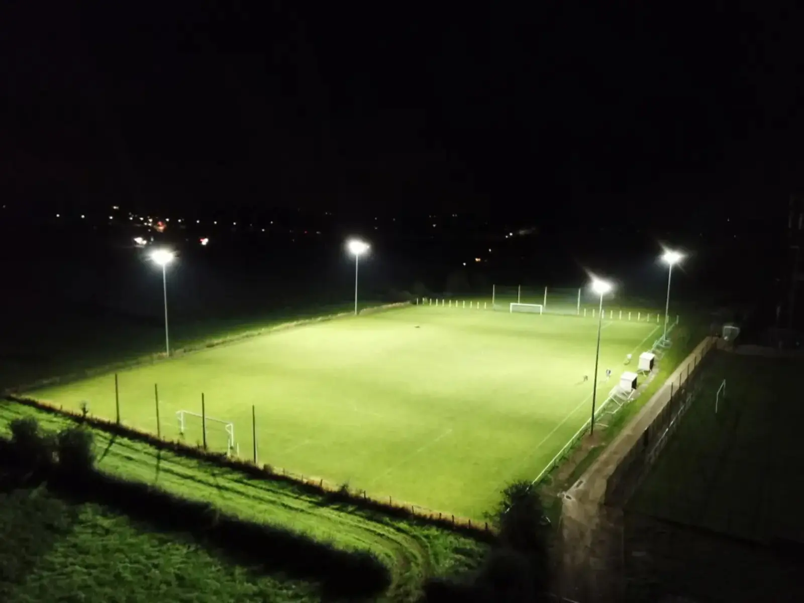 Stade de football éclairé avec un système LED de dernière génération - Win4LED