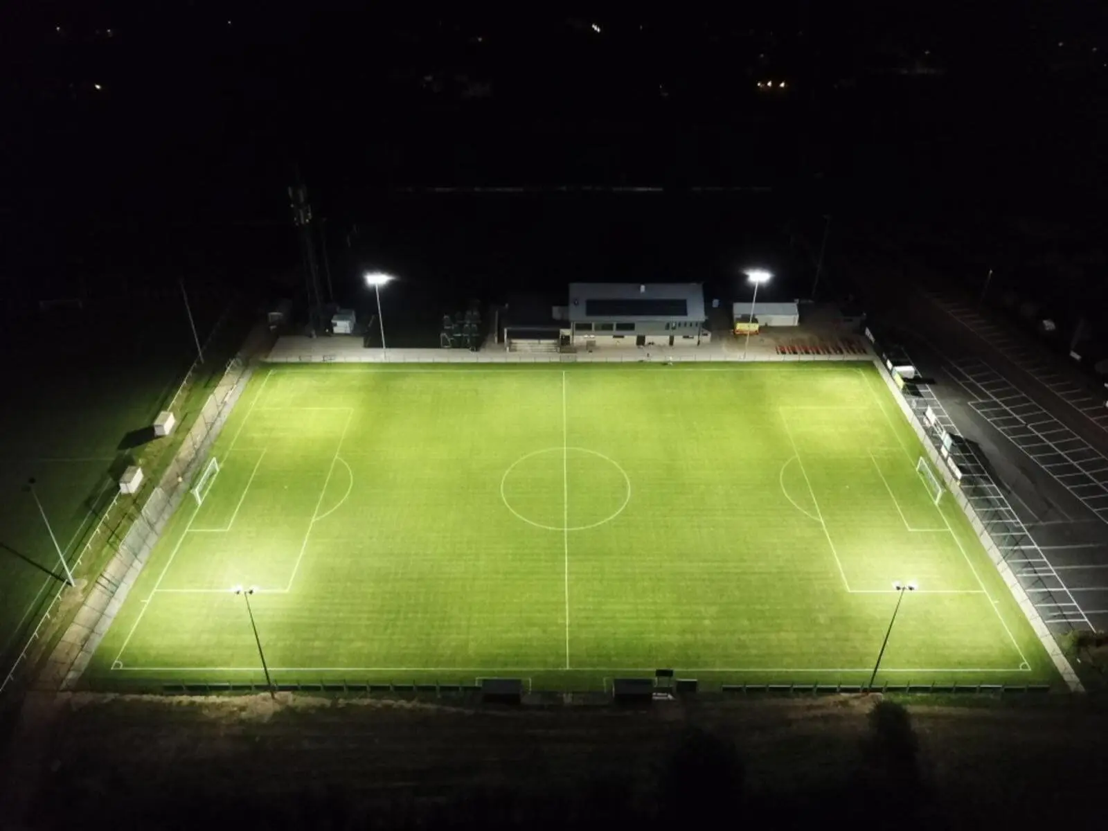 Visibilité optimale sur un terrain de football grâce à un éclairage LED performant - Win4LED