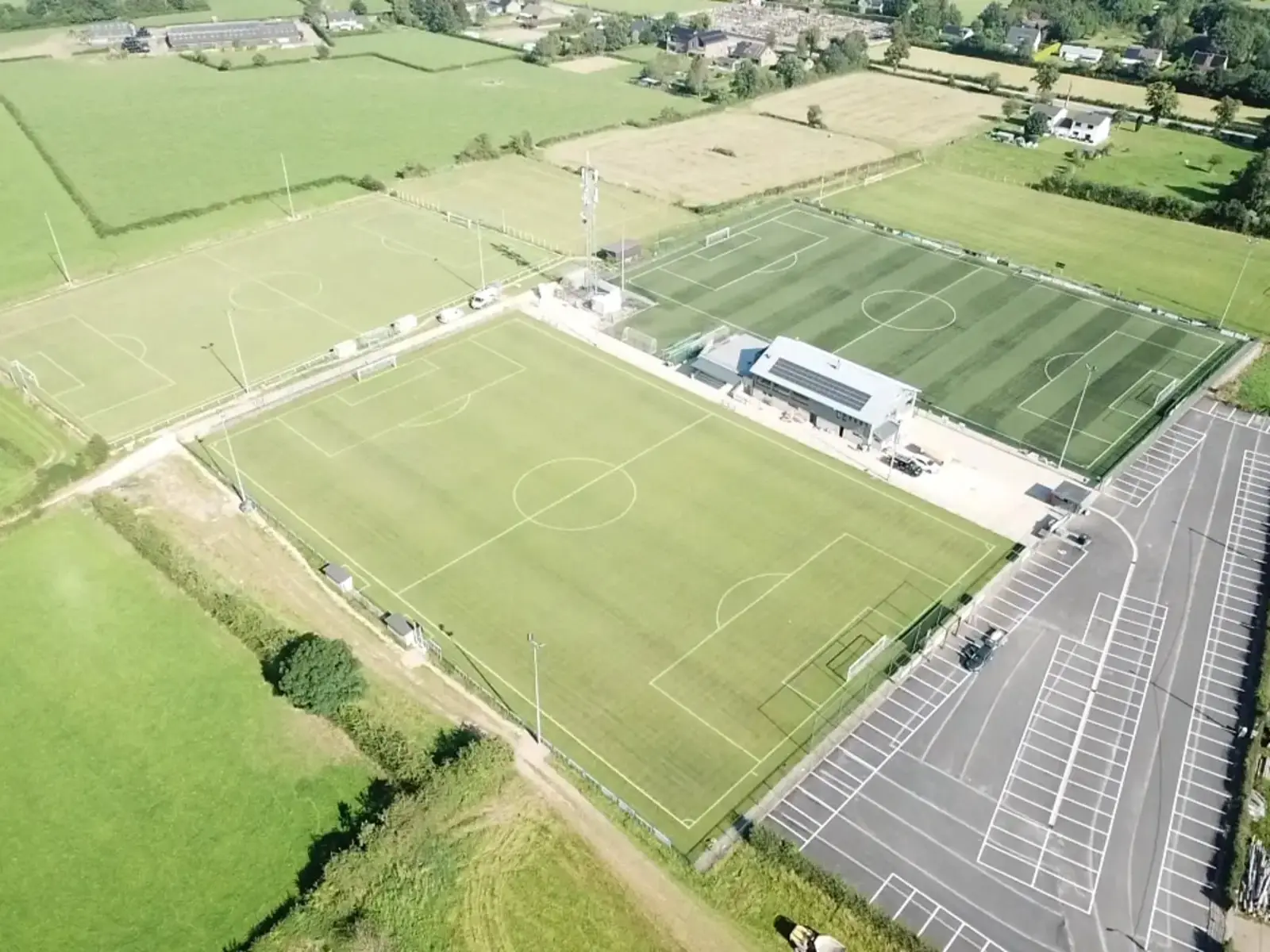 Vue sur un système d’éclairage LED installé sur un terrain de football - Win4LED