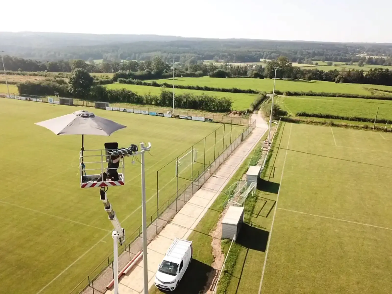 Travaux d’installation d’un éclairage LED sur un stade de football - Win4LED