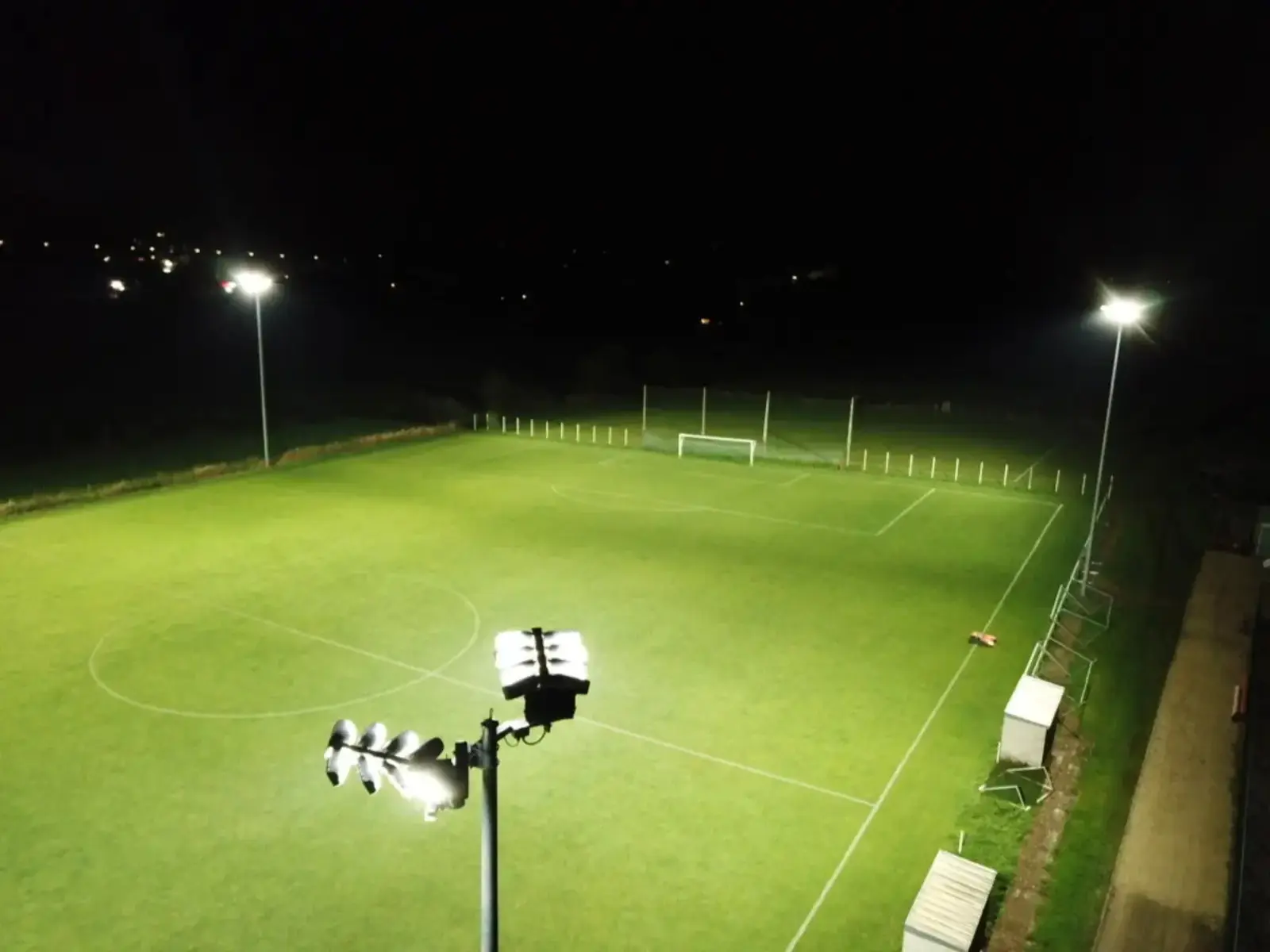 Terrain de football professionnel illuminé par des projecteurs LED éco-énergétiques - Win4LED