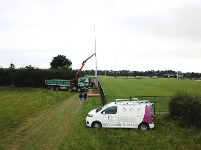 Installation d’un poteau d’éclairage LED sur un terrain de sport par Led4Sport - Win4LED