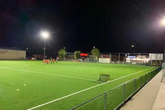 Entraînement de football sur un terrain illuminé par des projecteurs LED haute performance - Win4LE