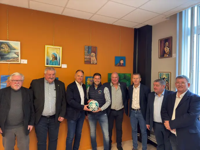 "Alexandre Dauvister, CEO de Win4LED, avec les membres de l’ACFF pour la Win4LED League en Première Provinciale de Liège