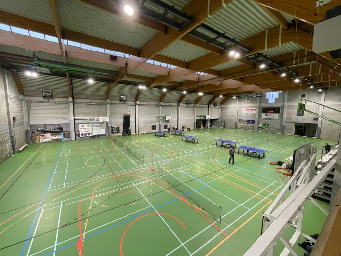 Installation de projecteurs LED dans un hall omnisport pour un éclairage uniforme - Win4LED