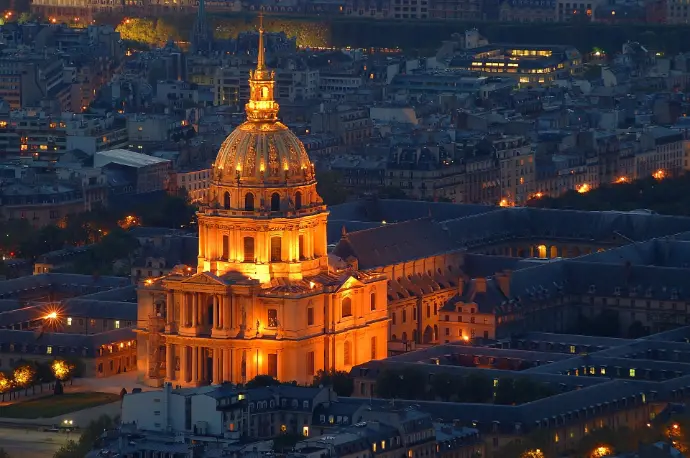 Éclairage LED architectural mettant en valeur une église de nuit - Win4LED
