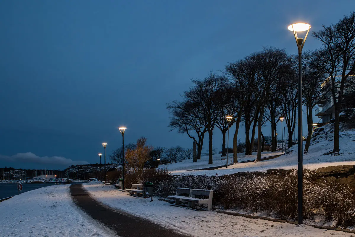 Mâts d’éclairage en composite installés dans un parc public