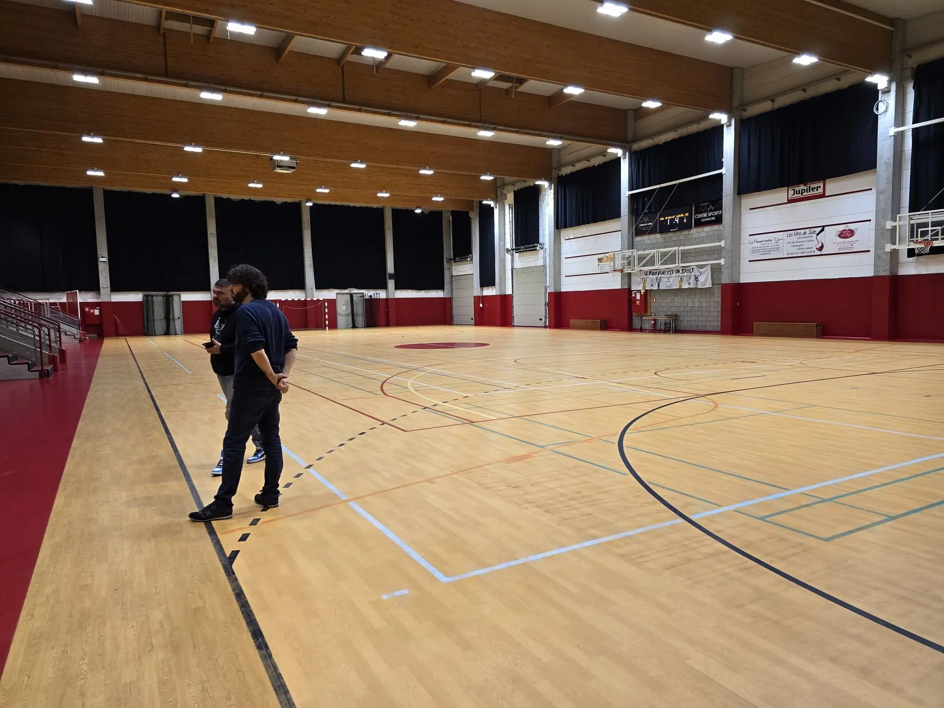 Éclairage intelligent LED performant dans gymnase sportif – Win4Led 