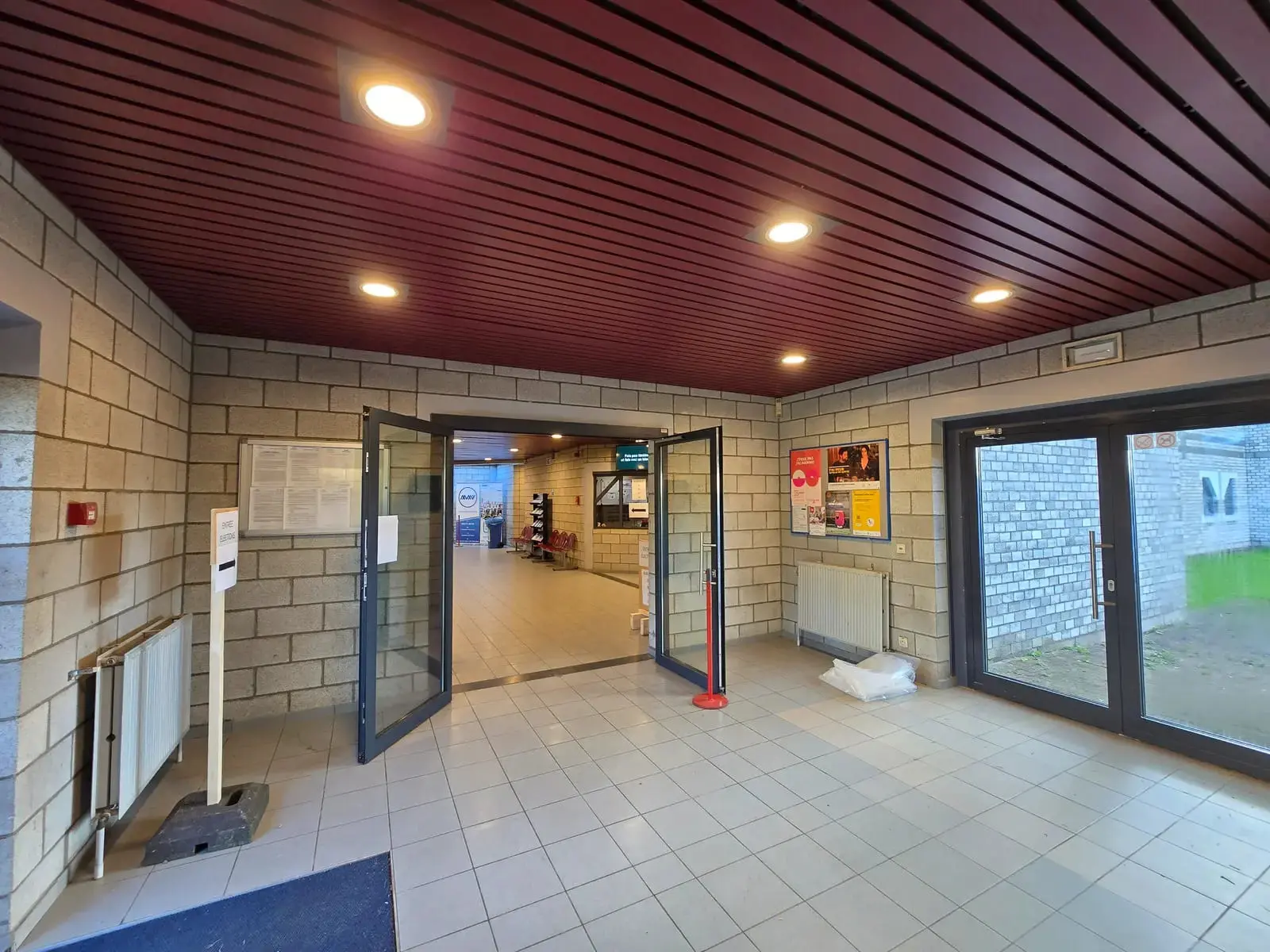 Vue d’ensemble d’un éclairage LED moderne dans une salle multisport
