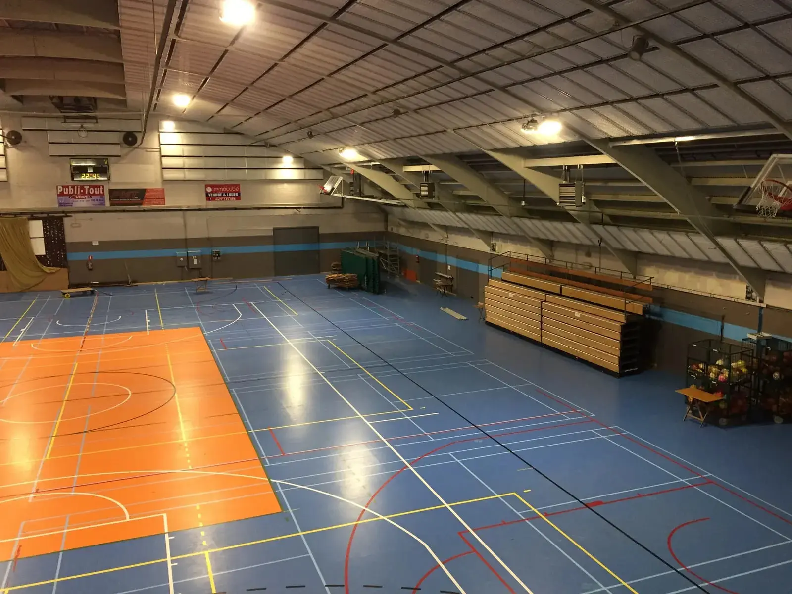 Éclairage LED modulable adapté à différents sports en intérieur
