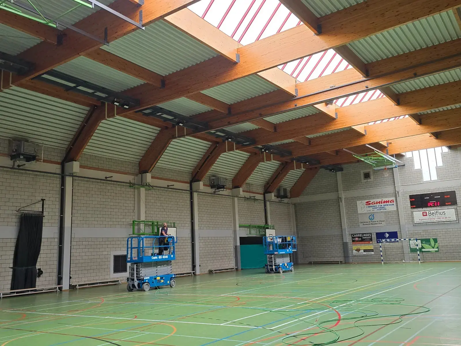 alt="Éclairage LED haute performance pour salle de sport intérieure