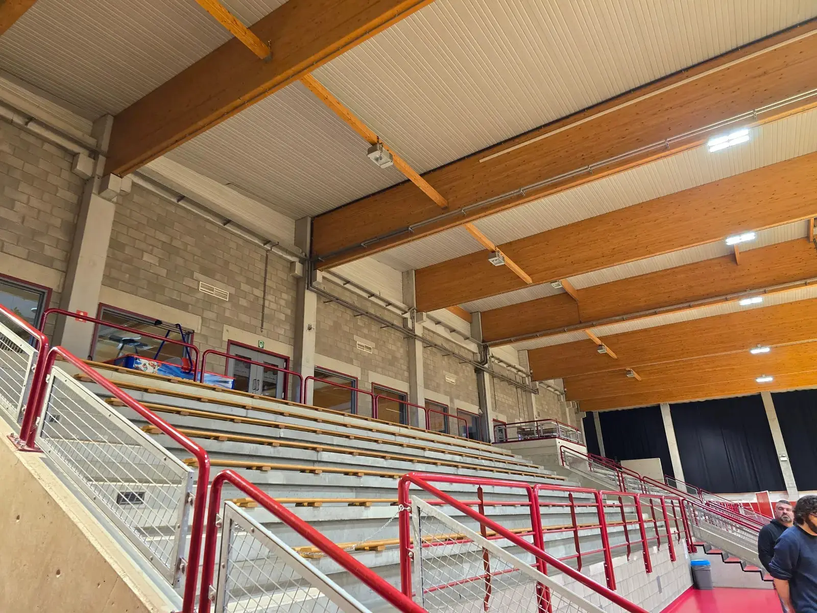 Éclairage LED sans éblouissement pour entraînements et compétitions