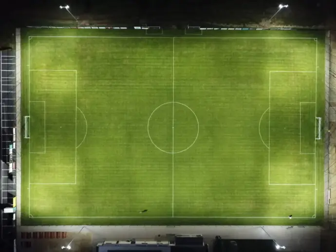 Terrain de football parfaitement éclairé par LED – visibilité nocturne optimale