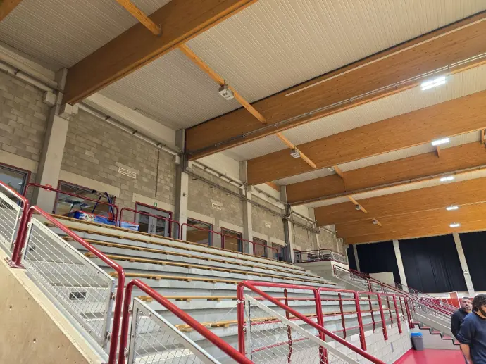 Gradins de gymnase éclairés par LED puissantes Win4LED – Éclairage conforme EN12193 pour infrastructures sportives